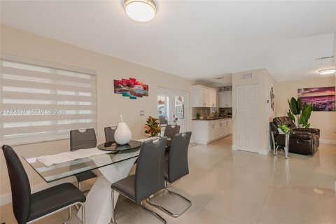 Villa ou maison à vendre à Sweetwater, Floride: 3 chambres, 129.32 m2 № 2278402 - photo 5