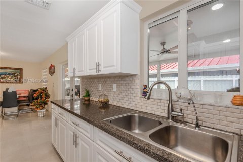 Villa ou maison à vendre à Sweetwater, Floride: 3 chambres, 129.32 m2 № 2278402 - photo 10