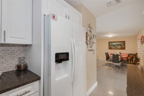 Villa ou maison à vendre à Sweetwater, Floride: 3 chambres, 129.32 m2 № 2278402 - photo 9