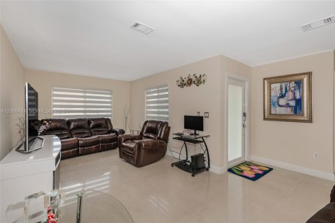 Villa ou maison à vendre à Sweetwater, Floride: 3 chambres, 129.32 m2 № 2278402 - photo 2