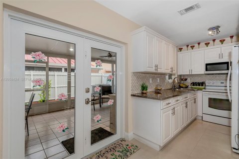 Villa ou maison à vendre à Sweetwater, Floride: 3 chambres, 129.32 m2 № 2278402 - photo 7