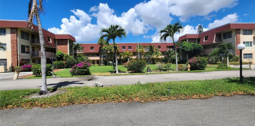 Condo in Lauderdale Lakes, Florida, 2 bedrooms № 1228743
