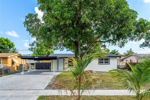 House in Lauderhill, Florida 3 bedrooms, 123.1 sq.m. № 2034906