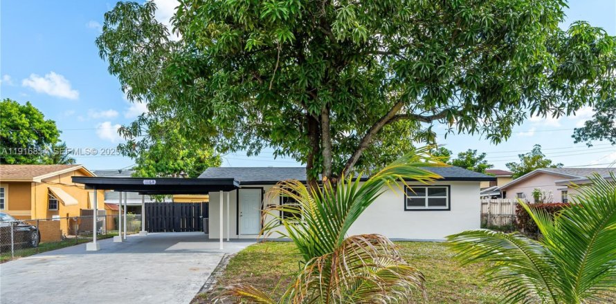 House in Lauderhill, Florida 3 bedrooms, 123.1 sq.m. № 2034906