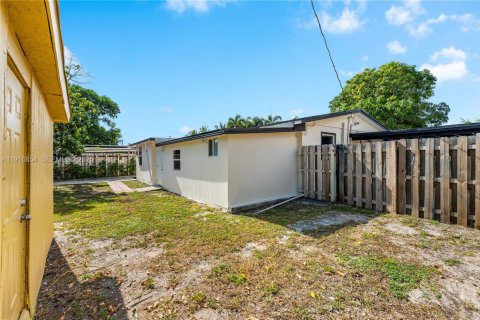 House in Lauderhill, Florida 3 bedrooms, 123.1 sq.m. № 2034906 - photo 23