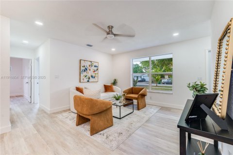 House in Lauderhill, Florida 3 bedrooms, 123.1 sq.m. № 2034906 - photo 5