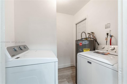 House in Lauderhill, Florida 3 bedrooms, 123.1 sq.m. № 2034906 - photo 17