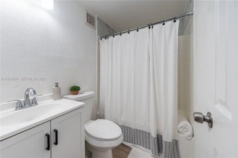 House in Lauderhill, Florida 3 bedrooms, 123.1 sq.m. № 2034906 - photo 12