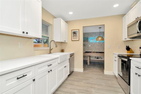 House in Seminole, Florida 4 bedrooms, 187.01 sq.m. № 2400191 - photo 12
