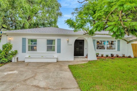 House in Seminole, Florida 4 bedrooms, 187.01 sq.m. № 2400191