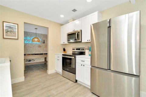 House in Seminole, Florida 4 bedrooms, 187.01 sq.m. № 2400191 - photo 13