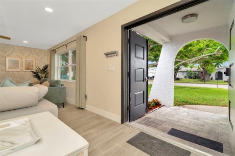 House in Seminole, Florida 4 bedrooms, 187.01 sq.m. № 2400191 - photo 4