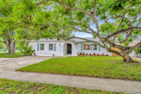 House in Seminole, Florida 4 bedrooms, 187.01 sq.m. № 2400191 - photo 2
