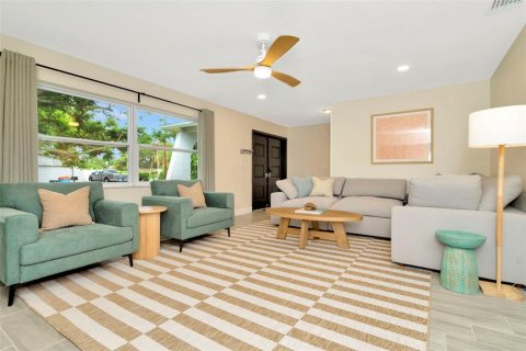 House in Seminole, Florida 4 bedrooms, 187.01 sq.m. № 2400191 - photo 9