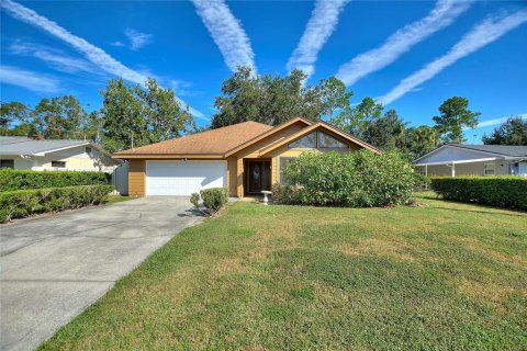House in Winter Haven, Florida 2 bedrooms, 170.48 sq.m. № 1422368 - photo 1