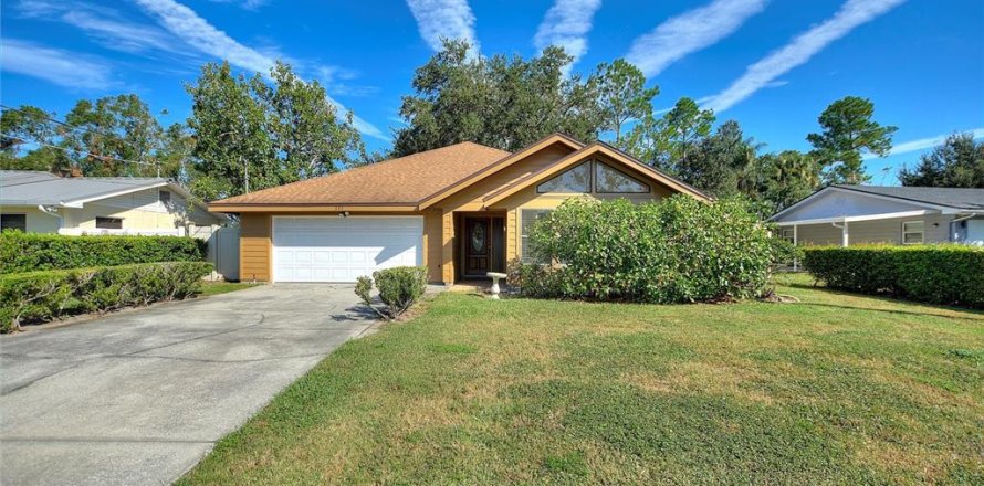 House in Winter Haven, Florida 2 bedrooms, 170.48 sq.m. № 1422368