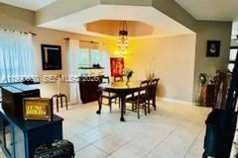Casa en venta en Pembroke Pines, Florida, 5 dormitorios, 293.11 m2 № 2057573 - foto 4