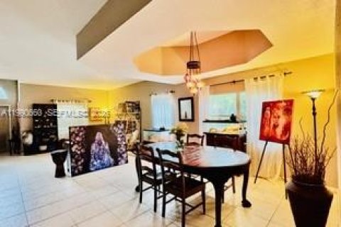 Casa en venta en Pembroke Pines, Florida, 5 dormitorios, 293.11 m2 № 2057573 - foto 3