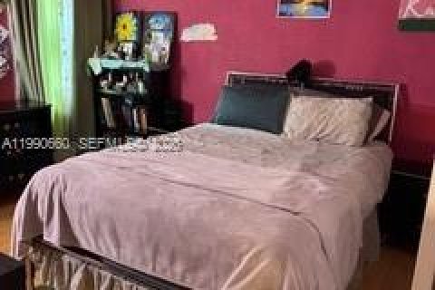 Casa en venta en Pembroke Pines, Florida, 5 dormitorios, 293.11 m2 № 2057573 - foto 20