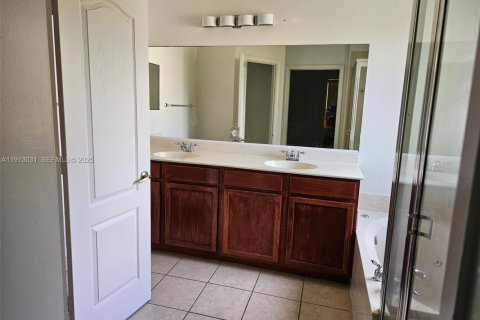 Townhouse in Miami Gardens, Florida 4 bedrooms, 157.38 sq.m. № 1990434 - photo 22