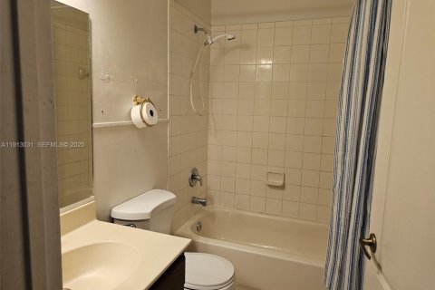 Townhouse in Miami Gardens, Florida 4 bedrooms, 157.38 sq.m. № 1990434 - photo 4