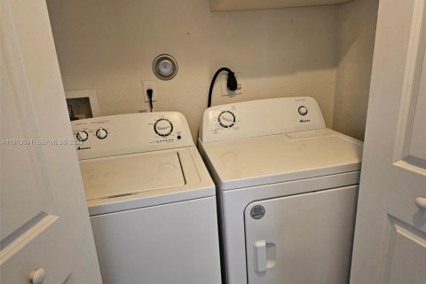 Townhouse in Miami Gardens, Florida 4 bedrooms, 157.38 sq.m. № 1990434 - photo 11