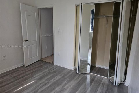 Townhouse in Miami Gardens, Florida 4 bedrooms, 157.38 sq.m. № 1990434 - photo 2