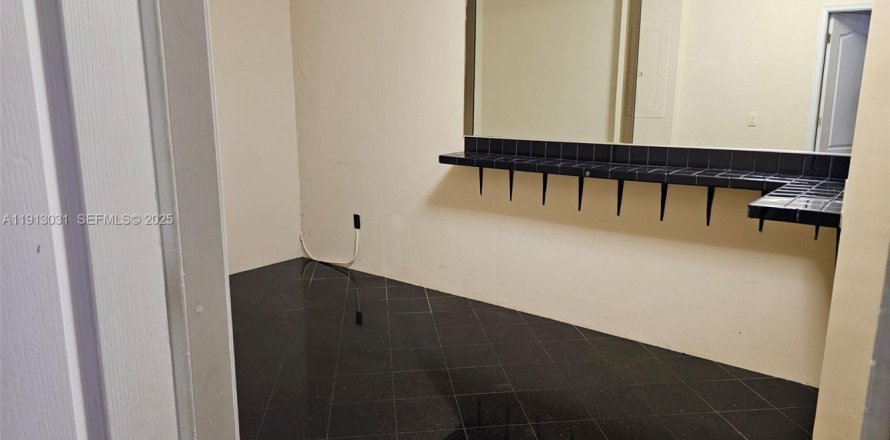 Townhouse in Miami Gardens, Florida 4 bedrooms, 157.38 sq.m. № 1990434