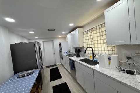 Casa en venta en Gainesville, Florida, 6 dormitorios, 231.88 m2 № 1851469 - foto 2