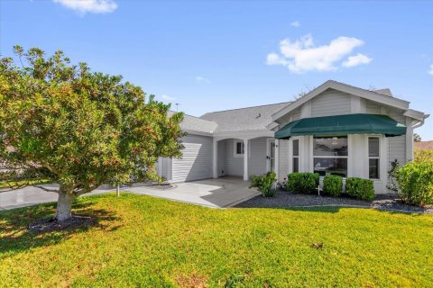 House in The Villages, Florida 3 bedrooms, 179.86 sq.m. № 1585949 - photo 1