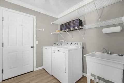 House in The Villages, Florida 3 bedrooms, 179.86 sq.m. № 1585949 - photo 21