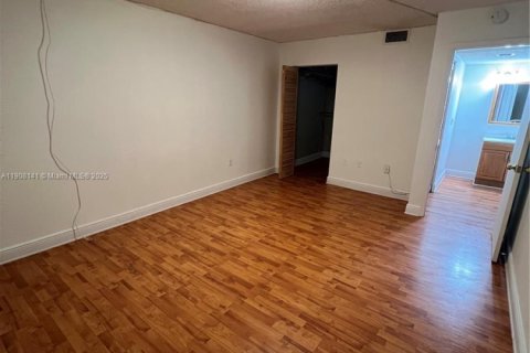 Condo in Miami, Florida, 2 bedrooms  № 1967855 - photo 23