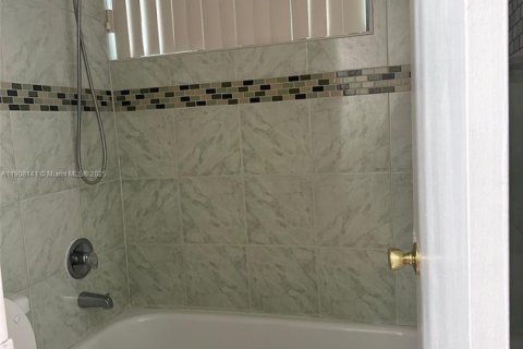 Condo in Miami, Florida, 2 bedrooms  № 1967855 - photo 8