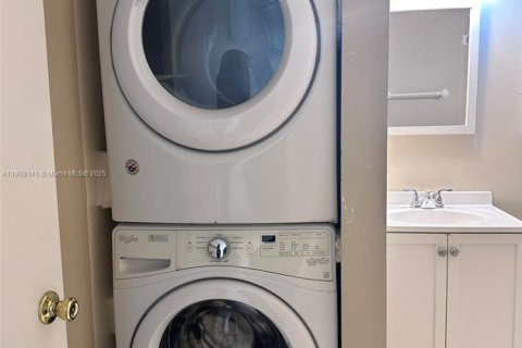 Condo in Miami, Florida, 2 bedrooms  № 1967855 - photo 9