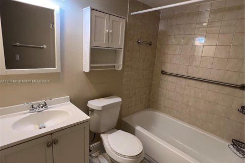 Condo in Miami, Florida, 2 bedrooms  № 1967855 - photo 25
