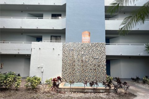 Condo in Miami, Florida, 2 bedrooms  № 1967855 - photo 13