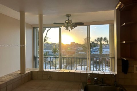 Condo in Miami, Florida, 2 bedrooms № 2075388 - photo 25