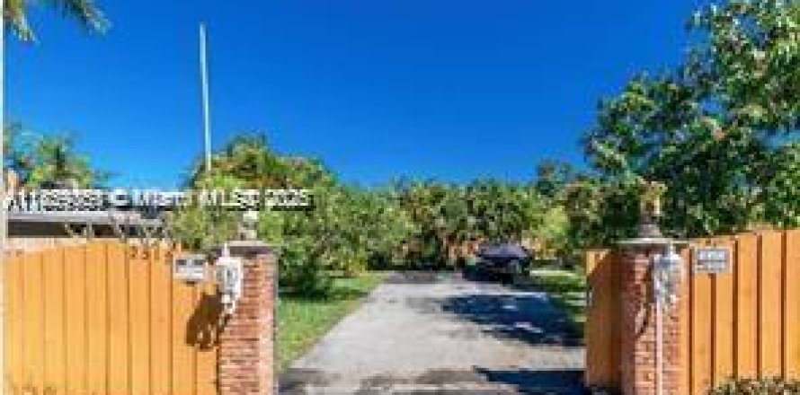 Commercial property in Hollywood, Florida 138.7 sq.m. № 1887931
