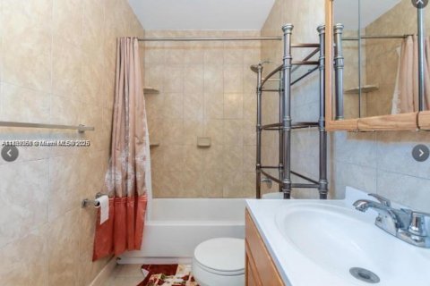 Commercial property in Hollywood, Florida 138.7 sq.m. № 1887931 - photo 3