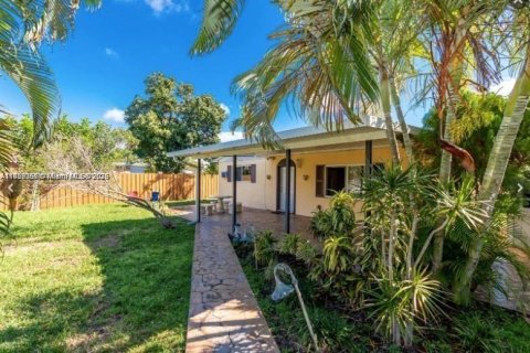 Commercial property in Hollywood, Florida 138.7 sq.m. № 1887931 - photo 2