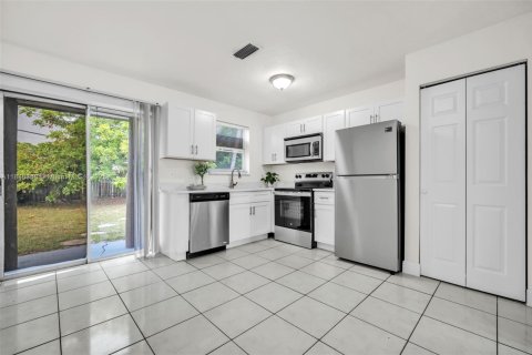 House in Fort Lauderdale, Florida 3 bedrooms, 105.17 sq.m. № 1830882 - photo 8