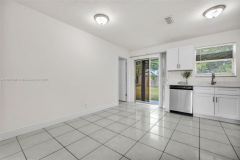 House in Fort Lauderdale, Florida 3 bedrooms, 105.17 sq.m. № 1830882 - photo 15