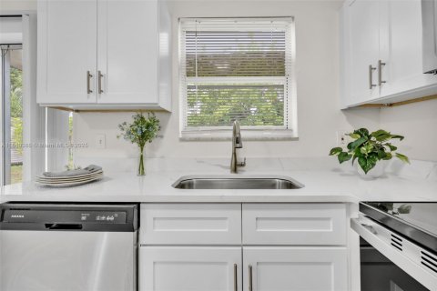 House in Fort Lauderdale, Florida 3 bedrooms, 105.17 sq.m. № 1830882 - photo 12