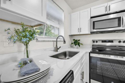 House in Fort Lauderdale, Florida 3 bedrooms, 105.17 sq.m. № 1830882 - photo 11