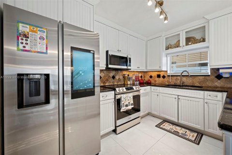 Купить виллу или дом в Коконат Крик, Флорида 4 спальни, 180.32м2, № 1929536 - фото 12