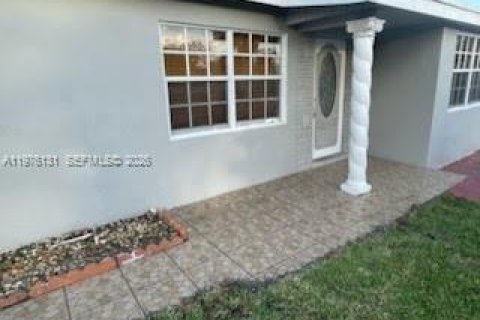 House in Pompano Beach, Florida 3 bedrooms, 113.34 sq.m. № 2042626 - photo 2