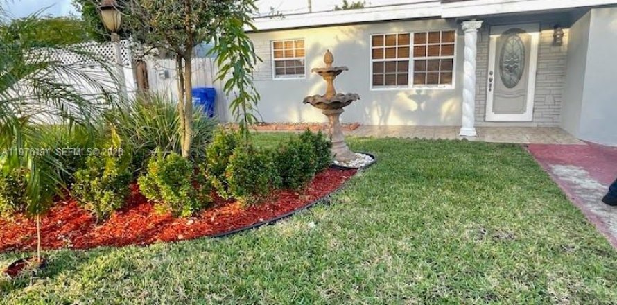 House in Pompano Beach, Florida 3 bedrooms, 113.34 sq.m. № 2042626