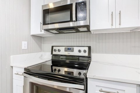 House in Davenport, Florida 4 bedrooms, 196.4 sq.m. № 1915895 - photo 6