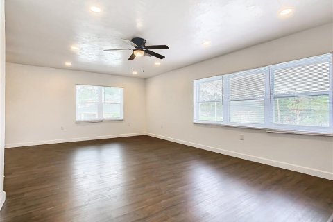 House in Davenport, Florida 4 bedrooms, 196.4 sq.m. № 1915895 - photo 14