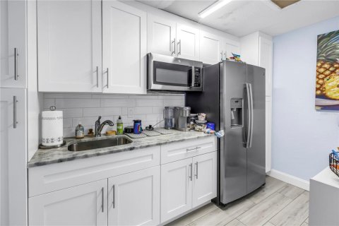 Immobilier commercial à vendre à Saint Petersburg, Floride: 138.98 m2 № 1681296 - photo 12